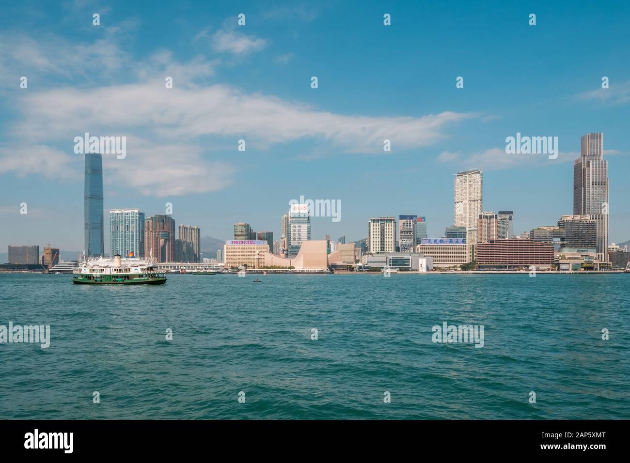 Hong Kong Cina - Novembre 2019: Skyline e la vista della costa di Hong Kong e Kowloon e Tsim Sha Tsui Foto Stock