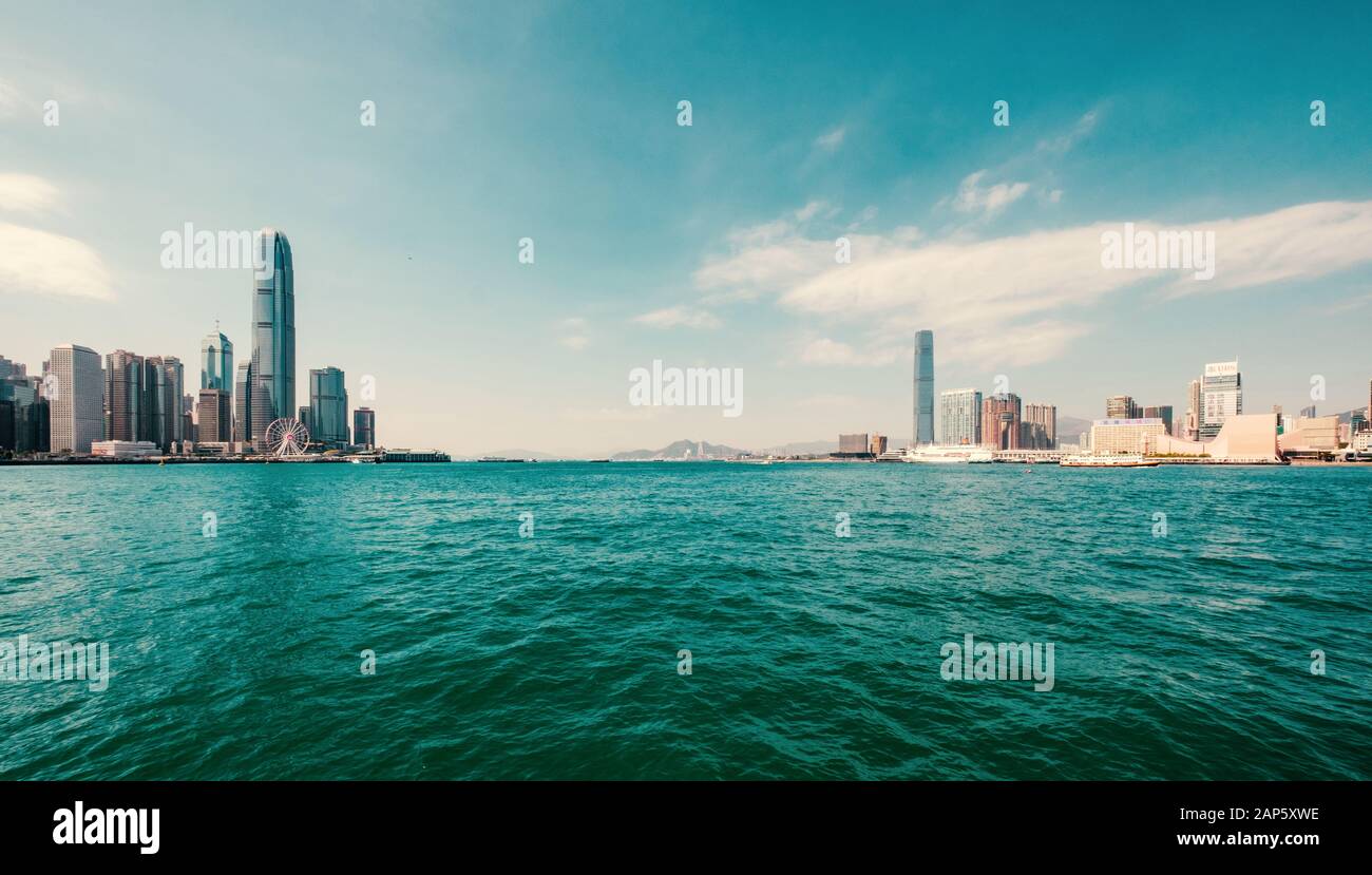 Victoria Harbour e la skyline di Hong Kong Island distretto degli affari e di Kowloon, Hong Kong Foto Stock