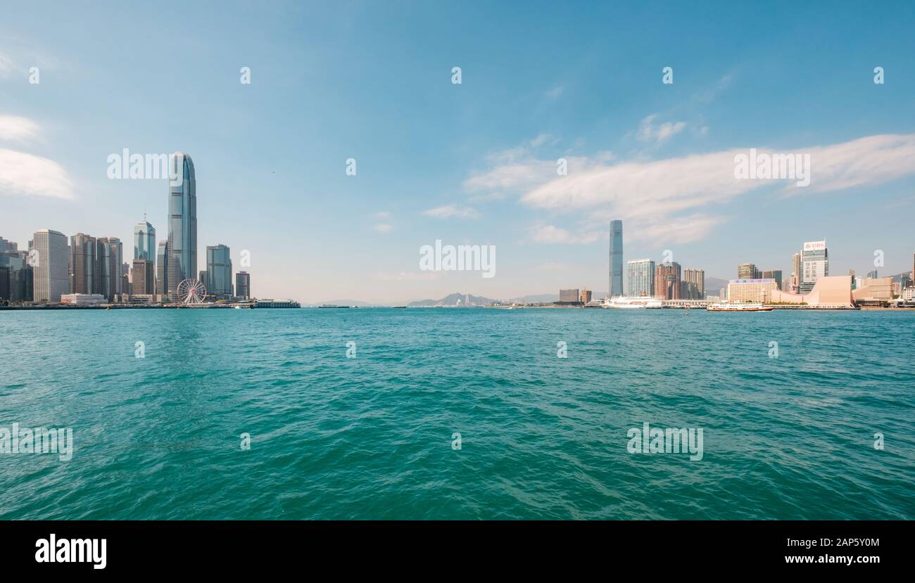 Victoria Harbour e la skyline di Hong Kong Island distretto degli affari e di Kowloon, Hong Kong Foto Stock