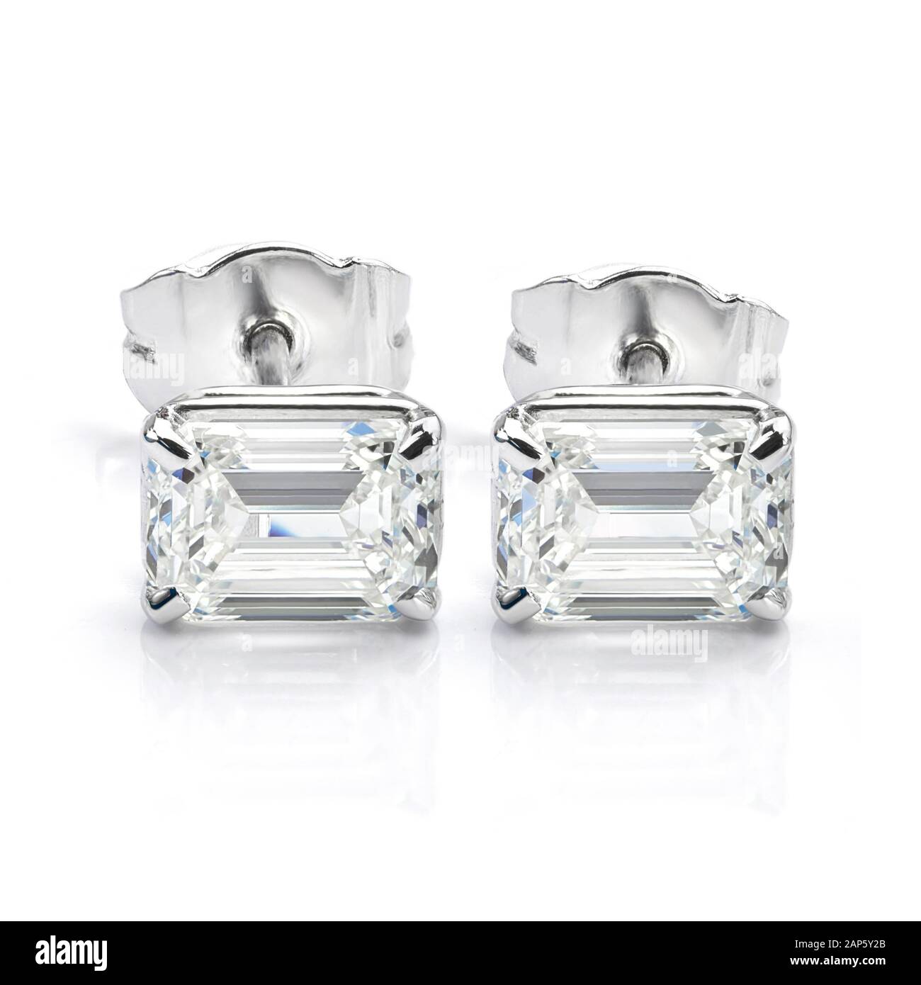 Orecchini Solitari Emerald Cut Diamond Isolati Su Sfondo Bianco Foto Stock