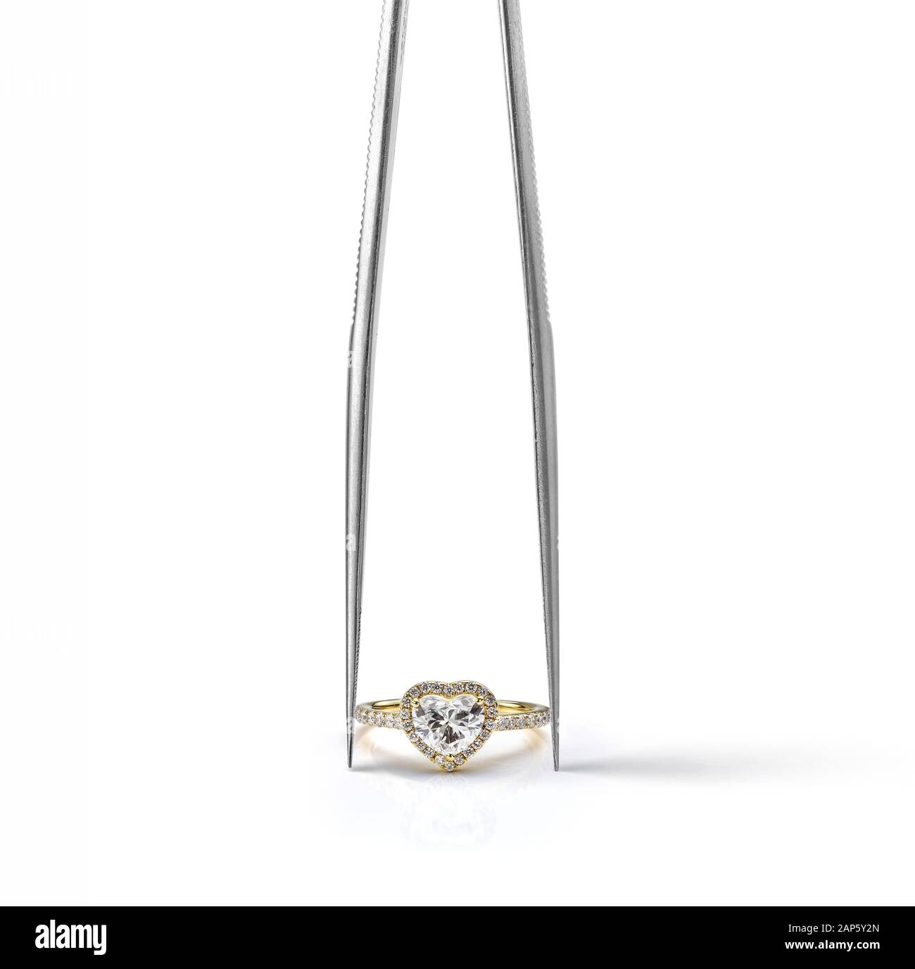 Anello Di Aggancio Halo A Forma Di Cuore Nelle Pinzette Su Sfondo Bianco Foto Stock