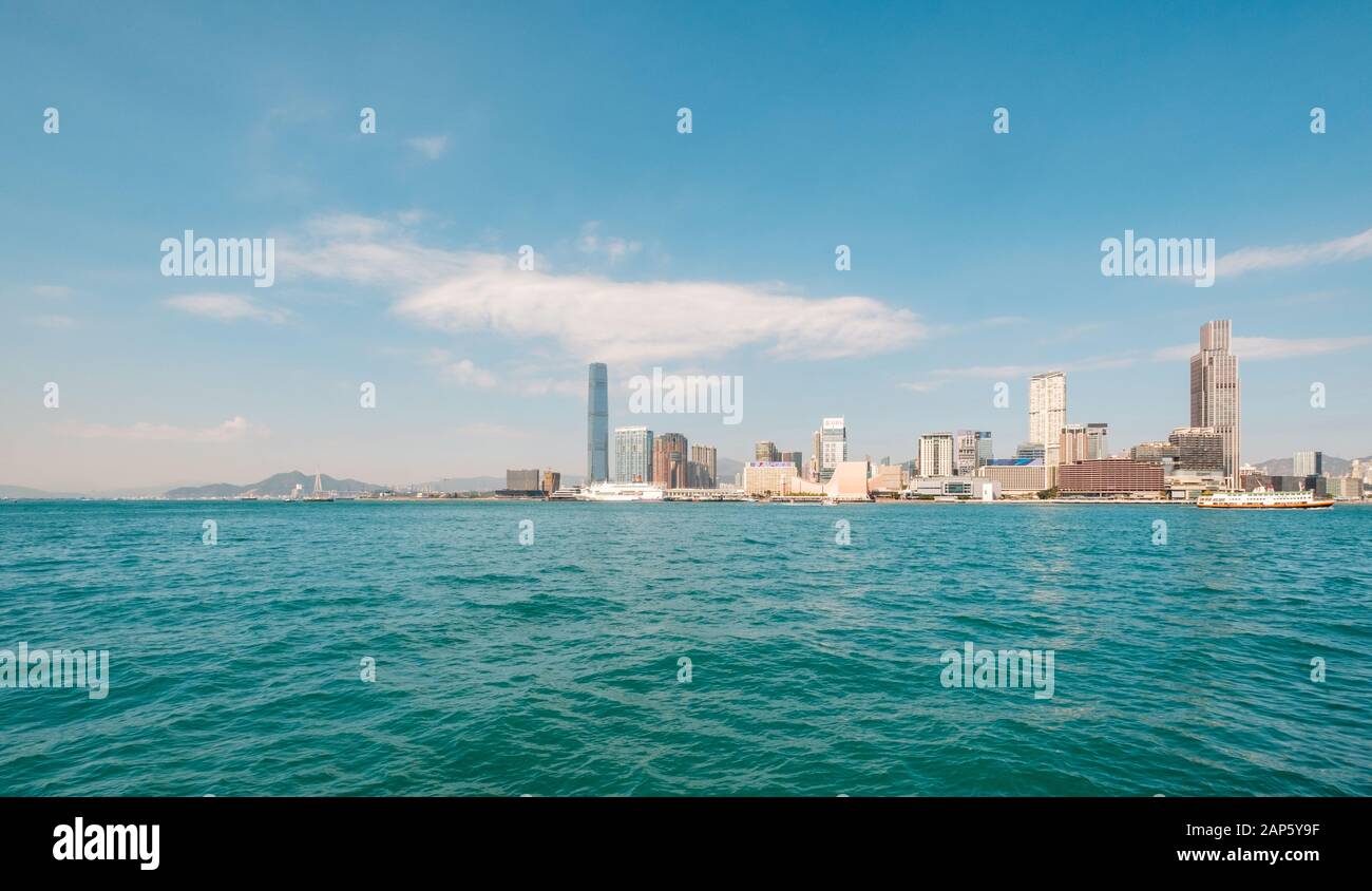 Hong Kong, Hong Kong - Novembre 2019: Skyline e la vista della costa di Hong Kong e Kowloon e Tsim Sha Tsui, vista dal porto di Victoria Foto Stock