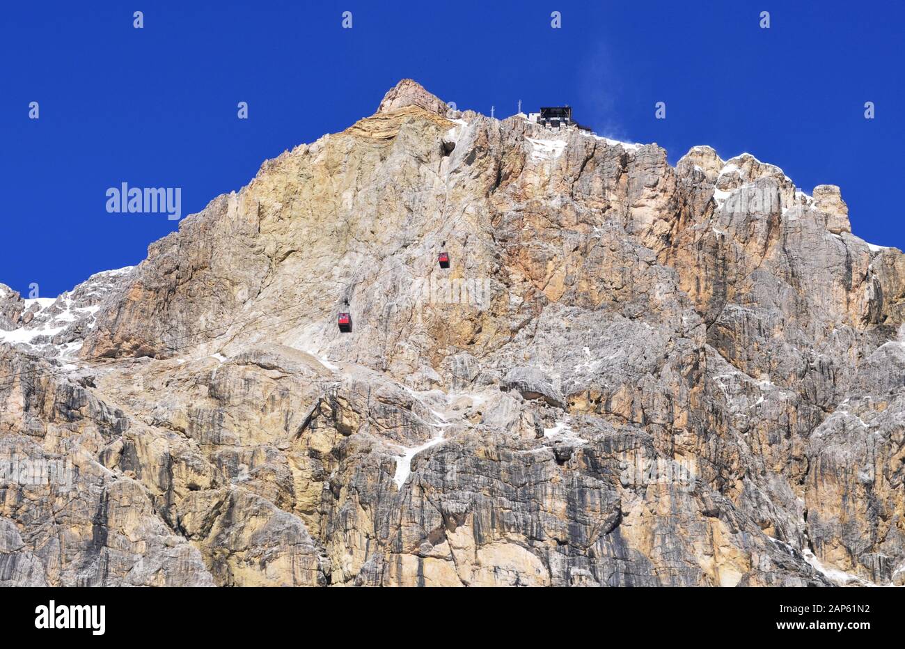 La funivia sale sulla parete rocciosa Foto Stock