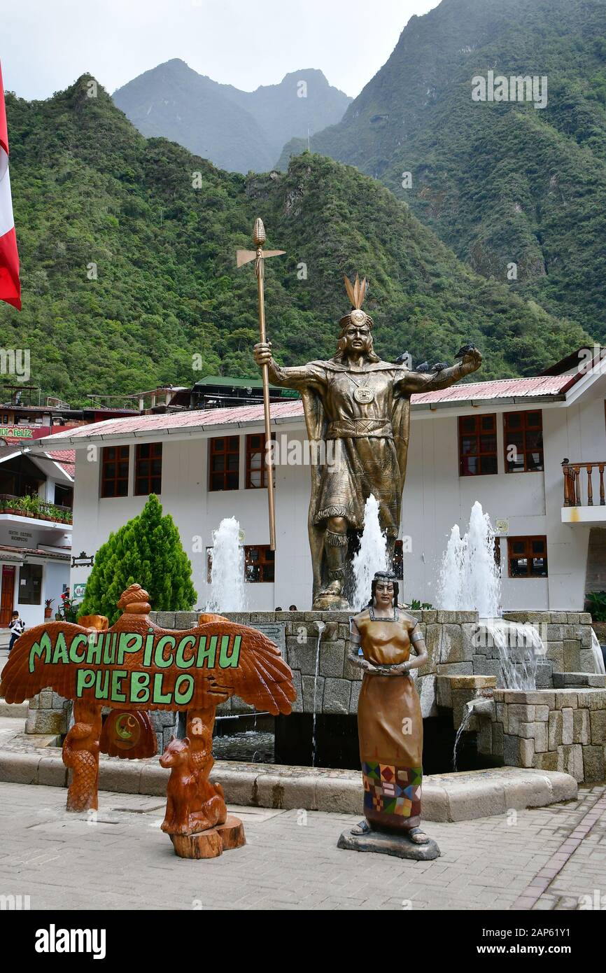 Statua di inca Pachacutec, Plaza de armas, Aguas Calientes, Machupicchu o Machupicchu Pueblo, Provincia di Urubamba, Cusco regione, Perù, Sud America Foto Stock