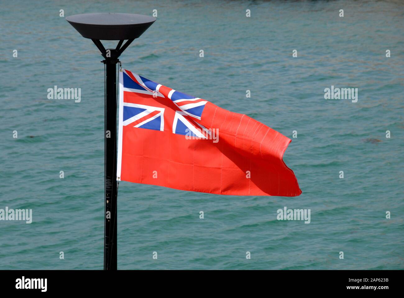 Il Red Ensign o "Red Duster", la bandiera della British Merchant Navy, soffia nella brezza Foto Stock