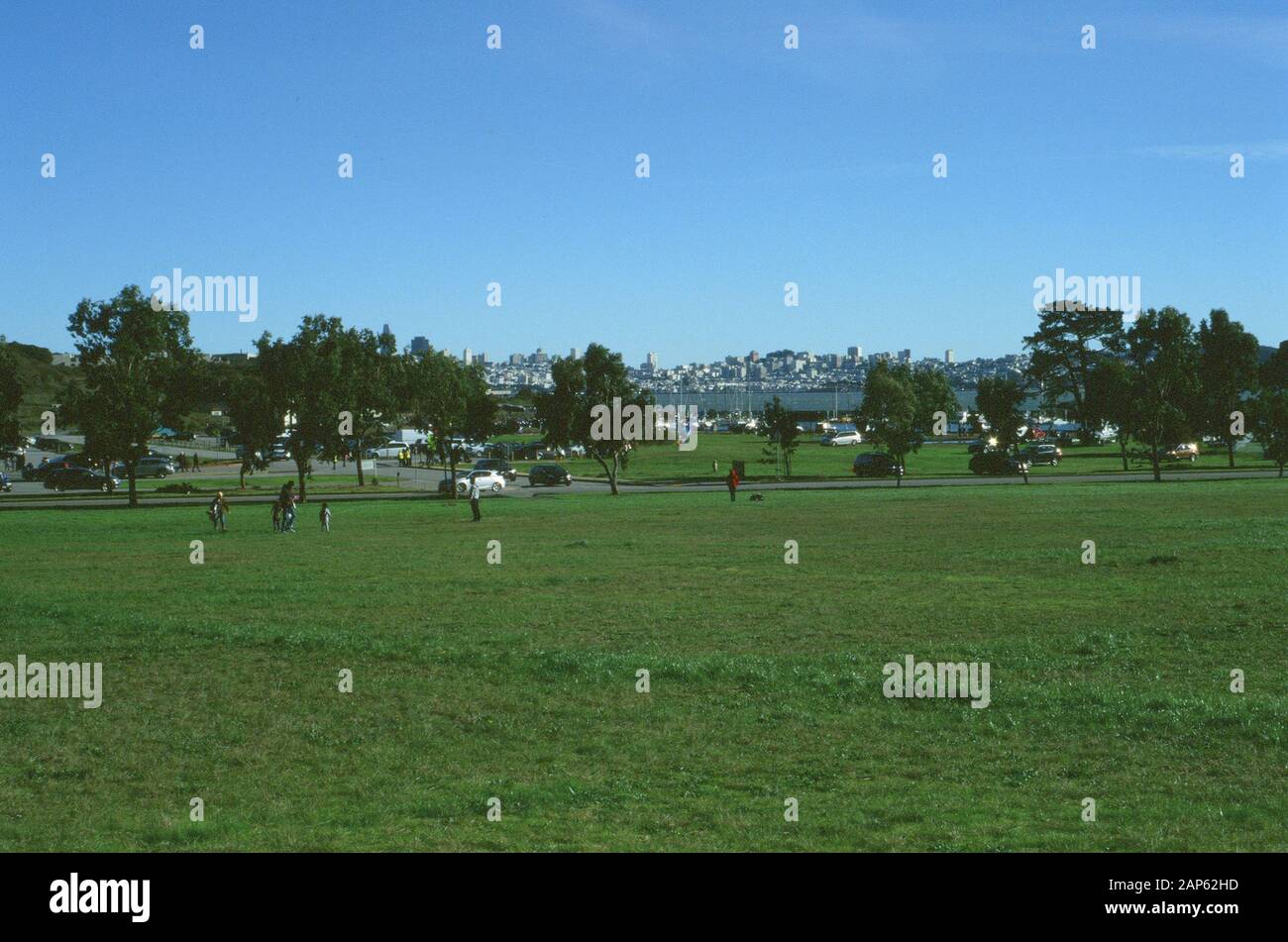 Prato e edifici storici a Fort Baker, Sausalito, California, Dicembre 31, 2018. () Foto Stock