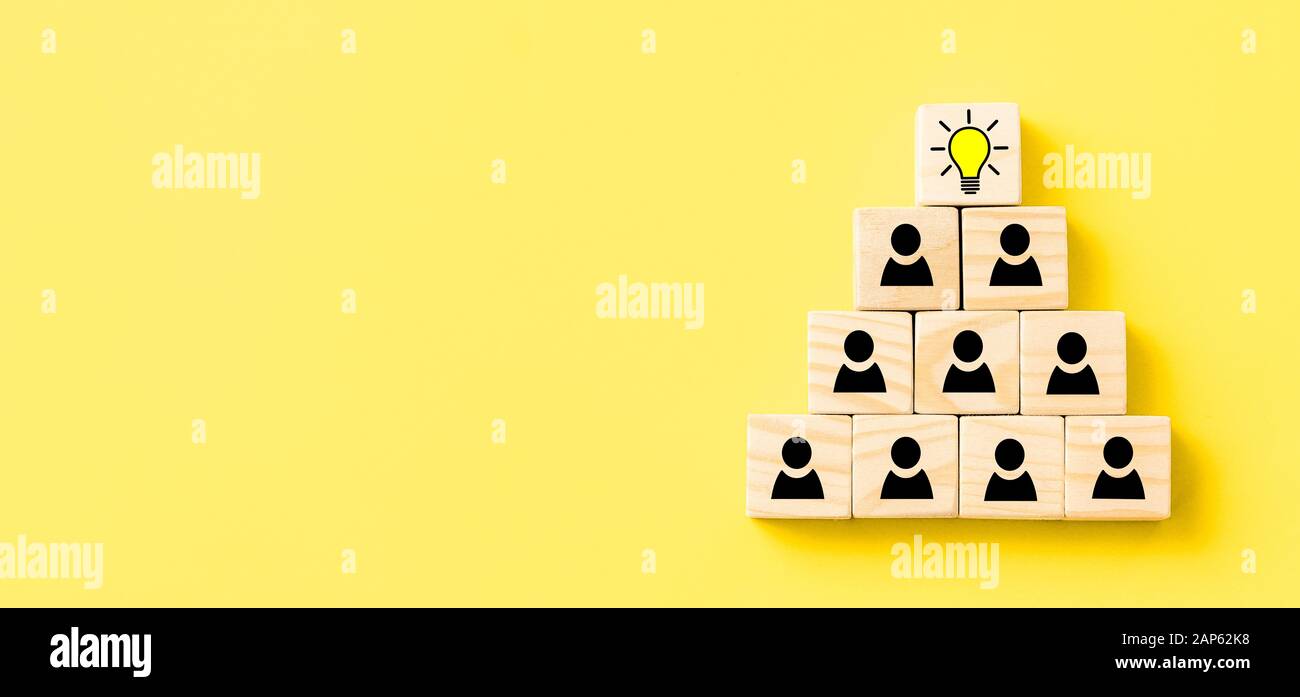 Cubi di legno con icona lampadina e il simbolo dell'uomo. Idea creativa e il concetto di innovazione. Foto Stock
