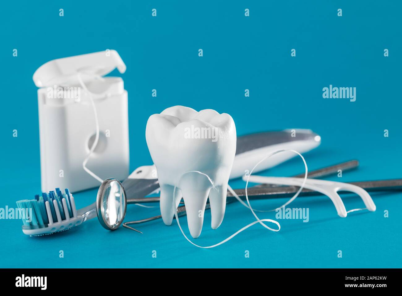 Bianco dente sano, diversi strumenti per cure dentarie. Sfondo dentale. Foto Stock