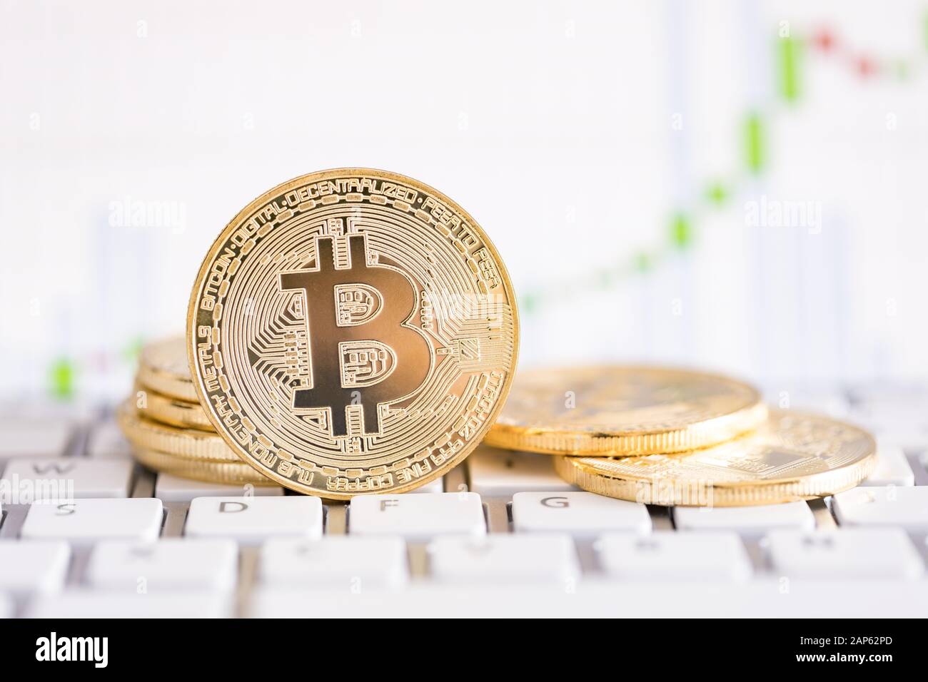 Bitcoin moneta in oro e sfocati sullo sfondo del grafico. Virtual cryptocurrency concetto. Foto Stock