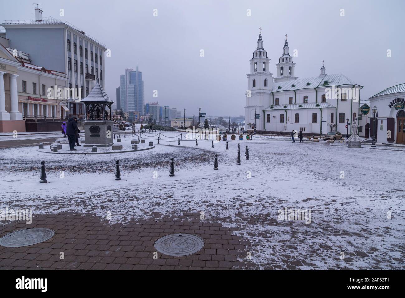 Minsk, Bielorussia - 26 Novembre 2019: NemigaTrinity sobborgo. La cattedrale di Santo Spirito nella neve. Foto Stock