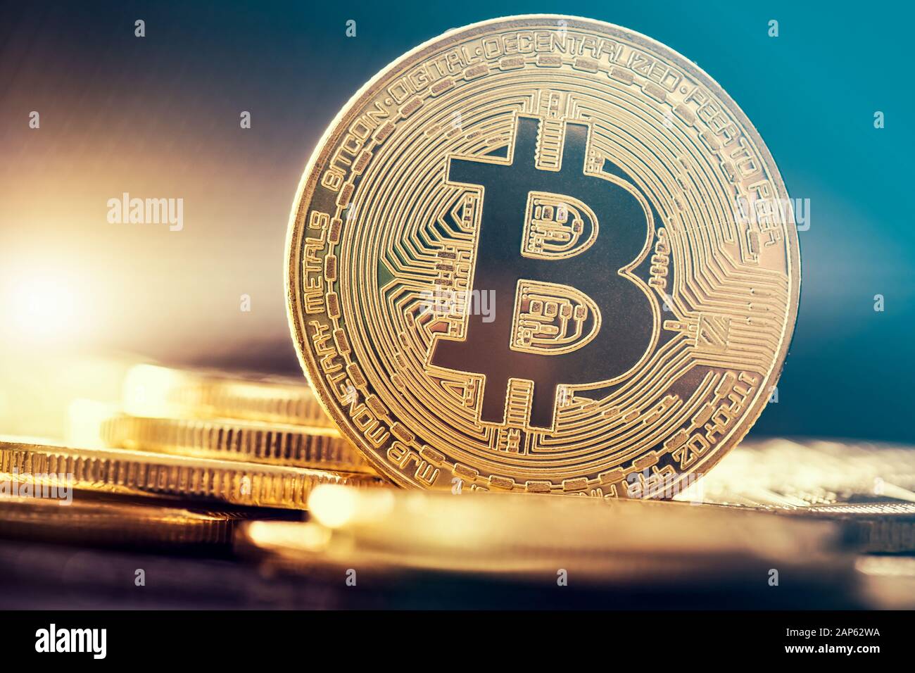 Bitcoin moneta in oro. Concetto Cryptocurrency. Moneta virtuale dello sfondo. Foto Stock