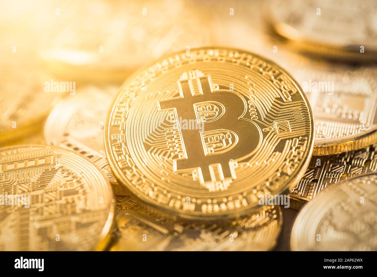 Bitcoin moneta in oro. Concetto Cryptocurrency. Moneta virtuale dello sfondo. Foto Stock