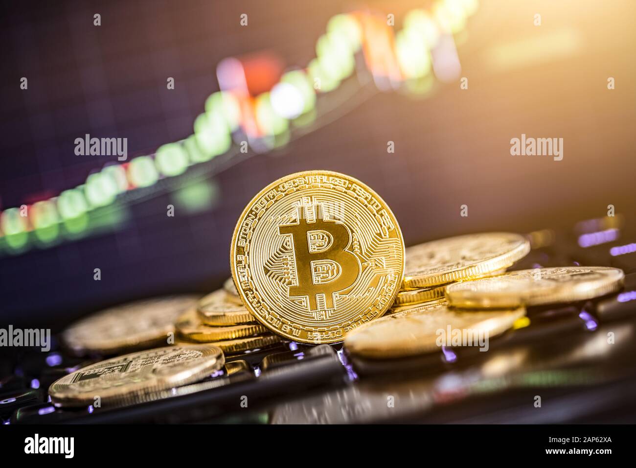 Bitcoin moneta in oro e sfocati sullo sfondo del grafico. Virtual cryptocurrency concetto. Foto Stock