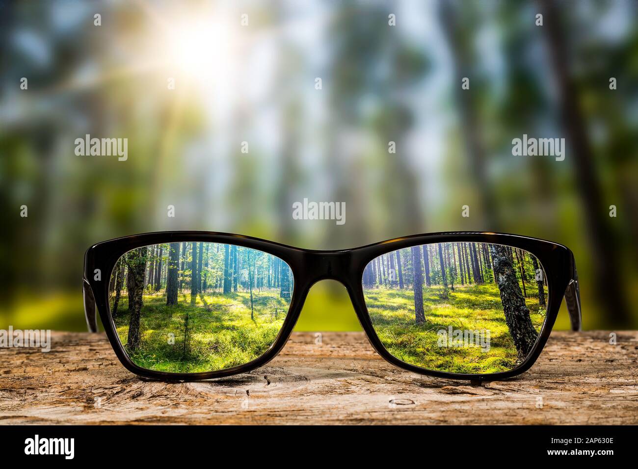 Bicchieri di messa a fuoco di legno di sfondo eye vision occhiali lente a riflessione di natura cerca cerca attraverso vedere vista chiara nozione trasparente prescrip sunrise Foto Stock