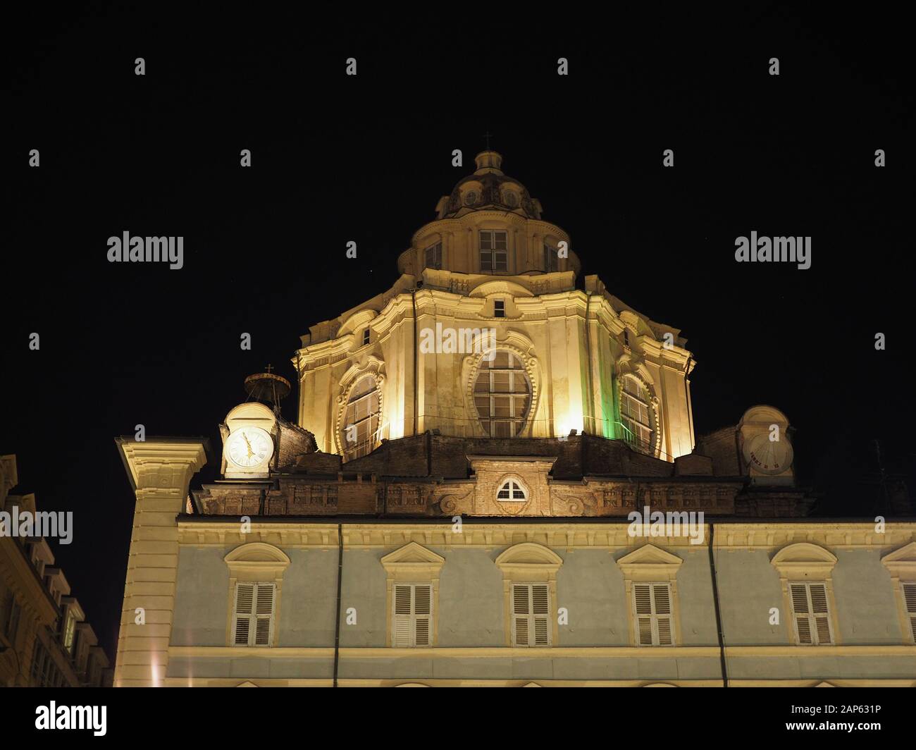 Torino, Italia - CIRCA NEL DICEMBRE 2019: la chiesa di San Lorenzo in Piazza Castello di notte Foto Stock