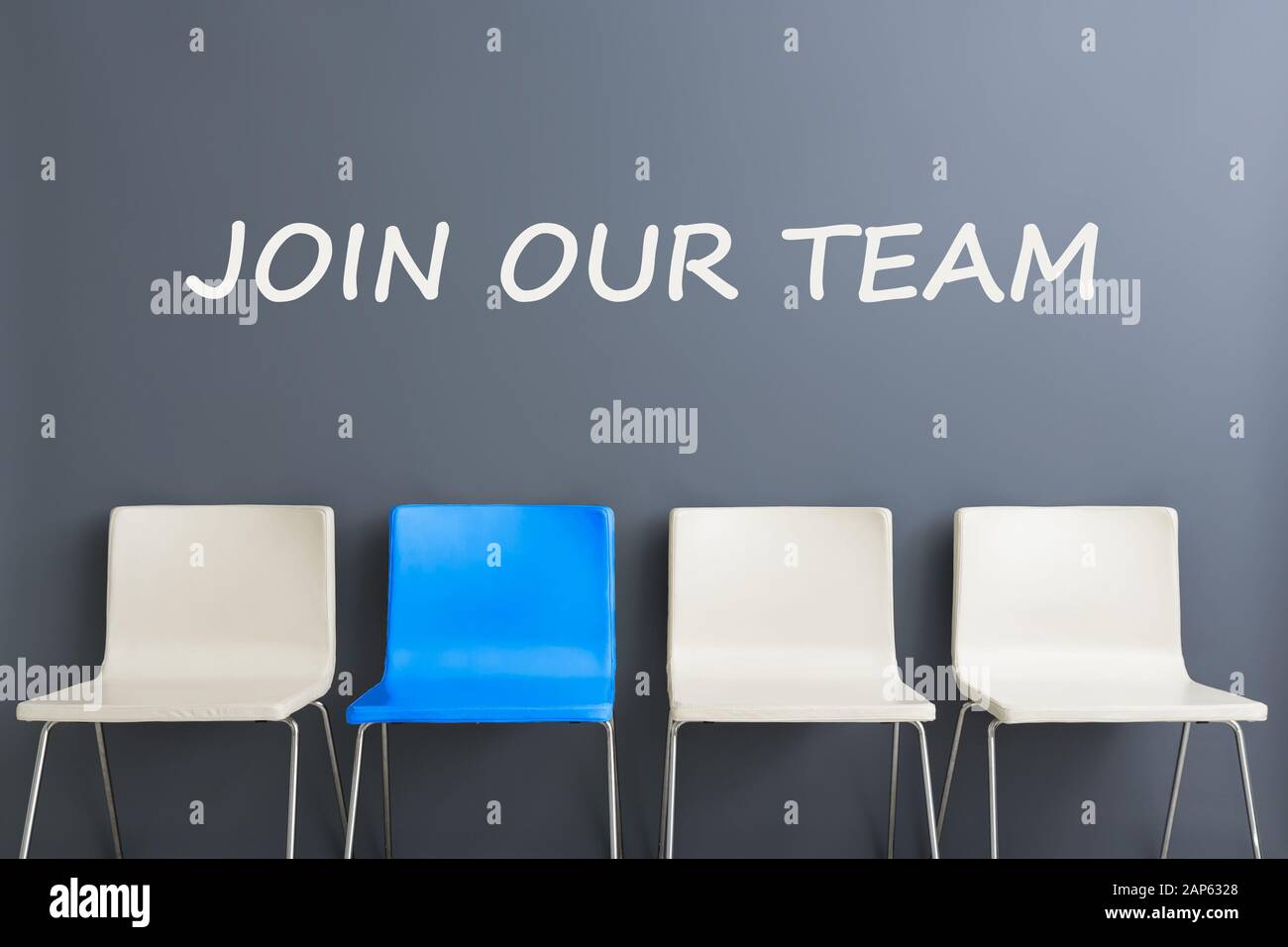 Risorse di occupazione di lavoro carriera di assunzione di disoccupati intervista azienda richiedente affitto talento noleggio design sedia minimalismo bianco seduta lo spazio vuoto Foto Stock