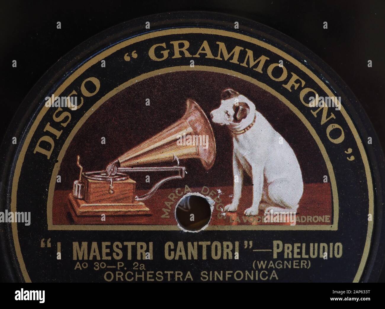 Milano, Italia - CIRCA NEL DICEMBRE 2019: Vintage 78 giri il disco in gomma lacca di La Voce del Padrone (traduzione: la sua voce del padrone) Etichetta discografica Foto Stock