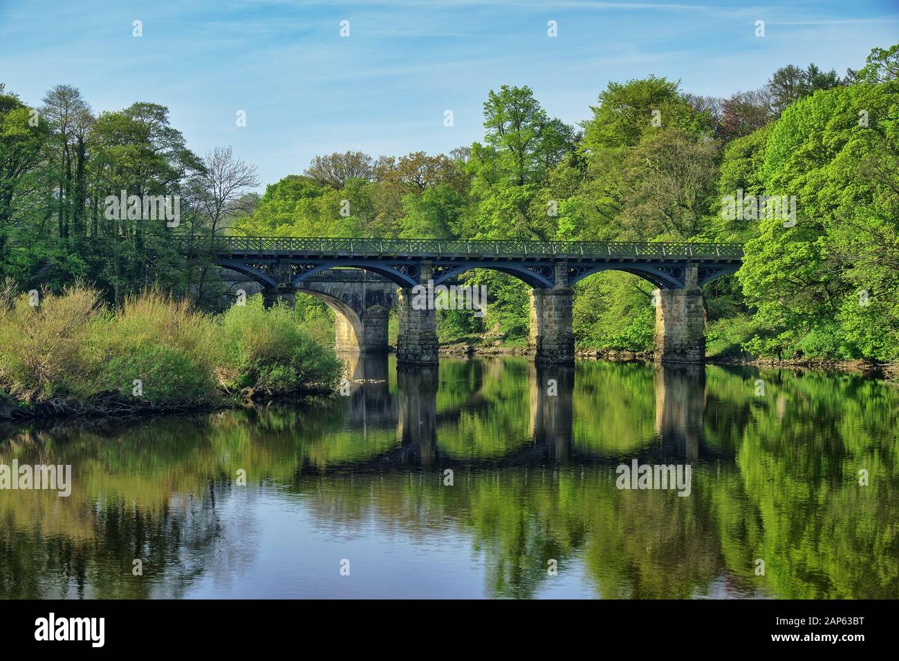 Un ponte in stile vittoriano sul fiume Lune vicino a lancaster. Foto Stock