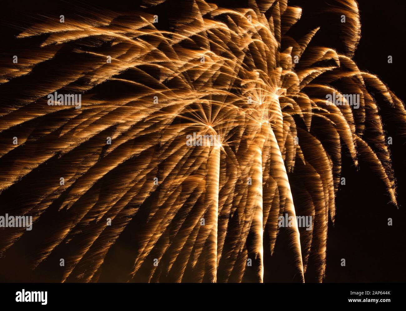 Golden Fireworks isolato su roccia Foto Stock