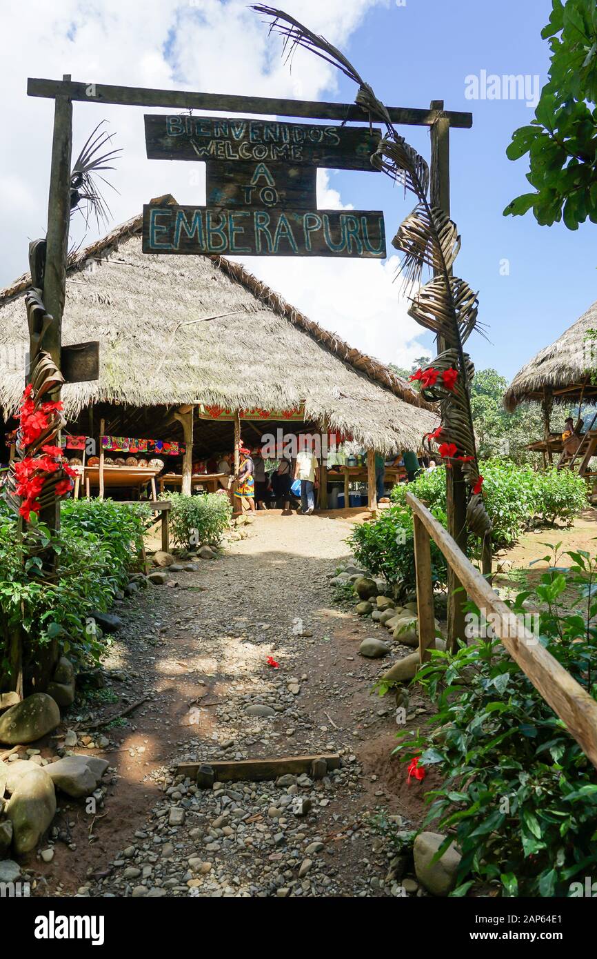 Embera Puru Village a Panama, comunità indigena sul Lago Alajuela nel Parco Nazionale Chagres Foto Stock