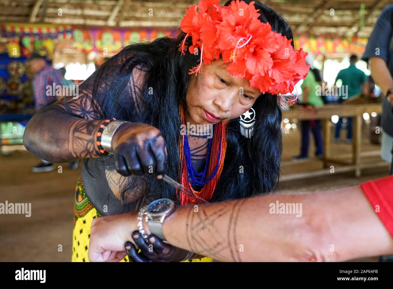 Donna nativa che applica la decorazione a mano Embera Puru Village a Panama, comunità indigena sul Lago Alajuela nel Parco Nazionale Chagres Foto Stock