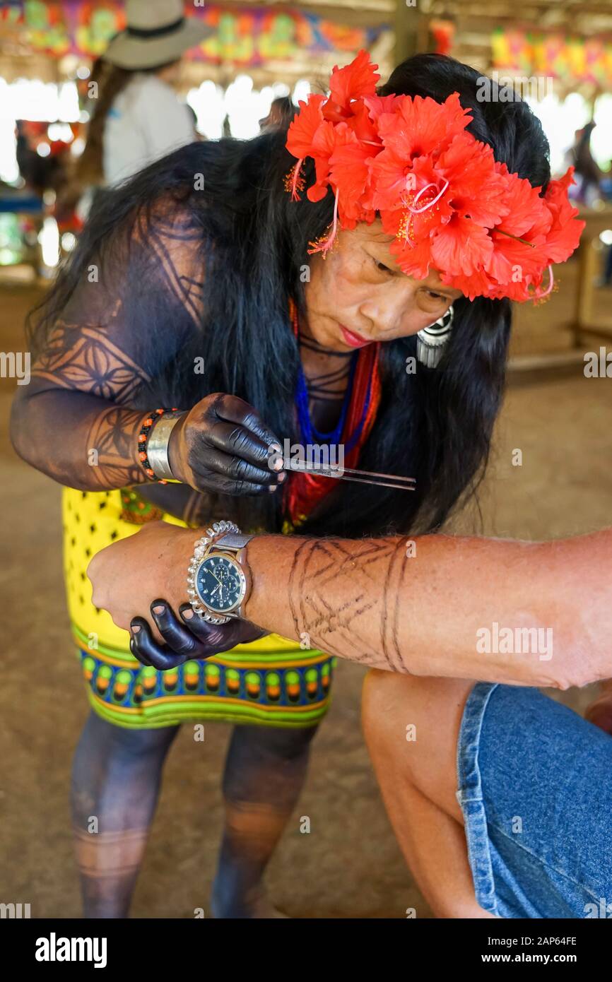 Donna nativa che applica la decorazione a mano Embera Puru Village a Panama, comunità indigena sul Lago Alajuela nel Parco Nazionale Chagres Foto Stock