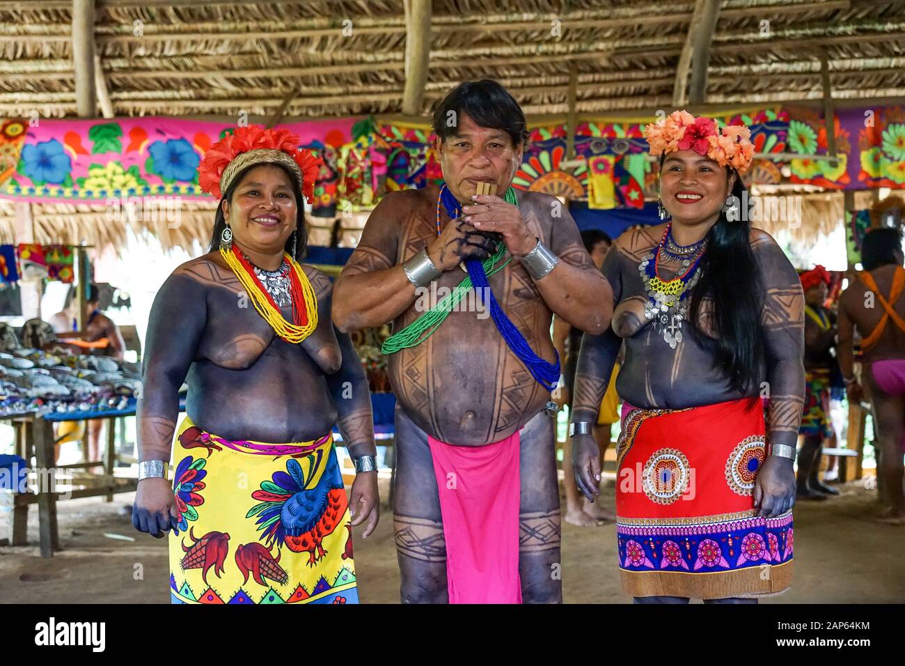 Musica con flauto di legno, Embera Puru Village a Panama, comunità indigena sul Lago Alajuela nel Parco Nazionale Chagres Foto Stock