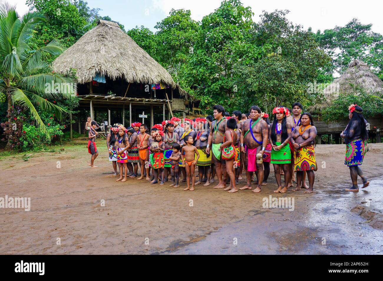 Foto di gruppo di tutto il villaggio al villaggio, Embera Puru Village a Panama, comunità indigena sul lago Alajuela nel Parco Nazionale Chagres Foto Stock