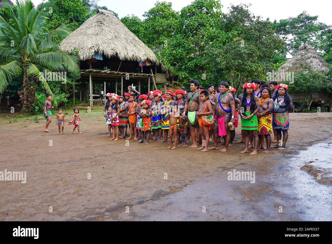 Foto di gruppo di tutto il villaggio al villaggio, Embera Puru Village a Panama, comunità indigena sul lago Alajuela nel Parco Nazionale Chagres Foto Stock