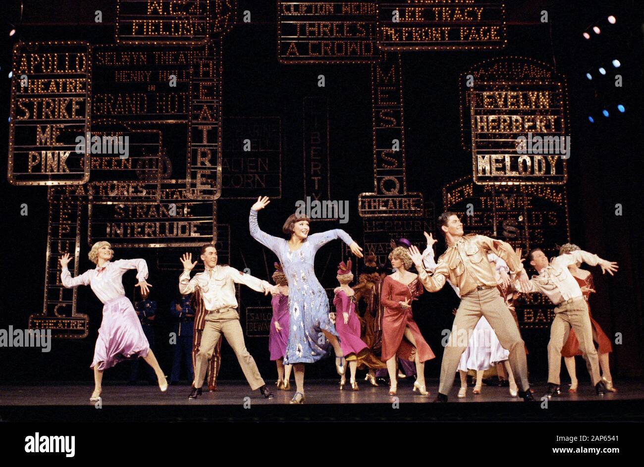 Catherine Zeta Jones (al centro, nel ruolo di Peggy Sawyer) con Graeme Henderson (davanti a destra, nel ruolo di Billy Lawlor) in 42nd STREET al Theatre Royal, Drury Lane, Londra nel 1988 scenografia: Robin Wagner costumi: Theoni V Aldredge illuminazione: Joe Davis e Leonard Tucker danze/coreografia: Karin Baker & Randy Skinner regista: Lucia Victor Foto Stock