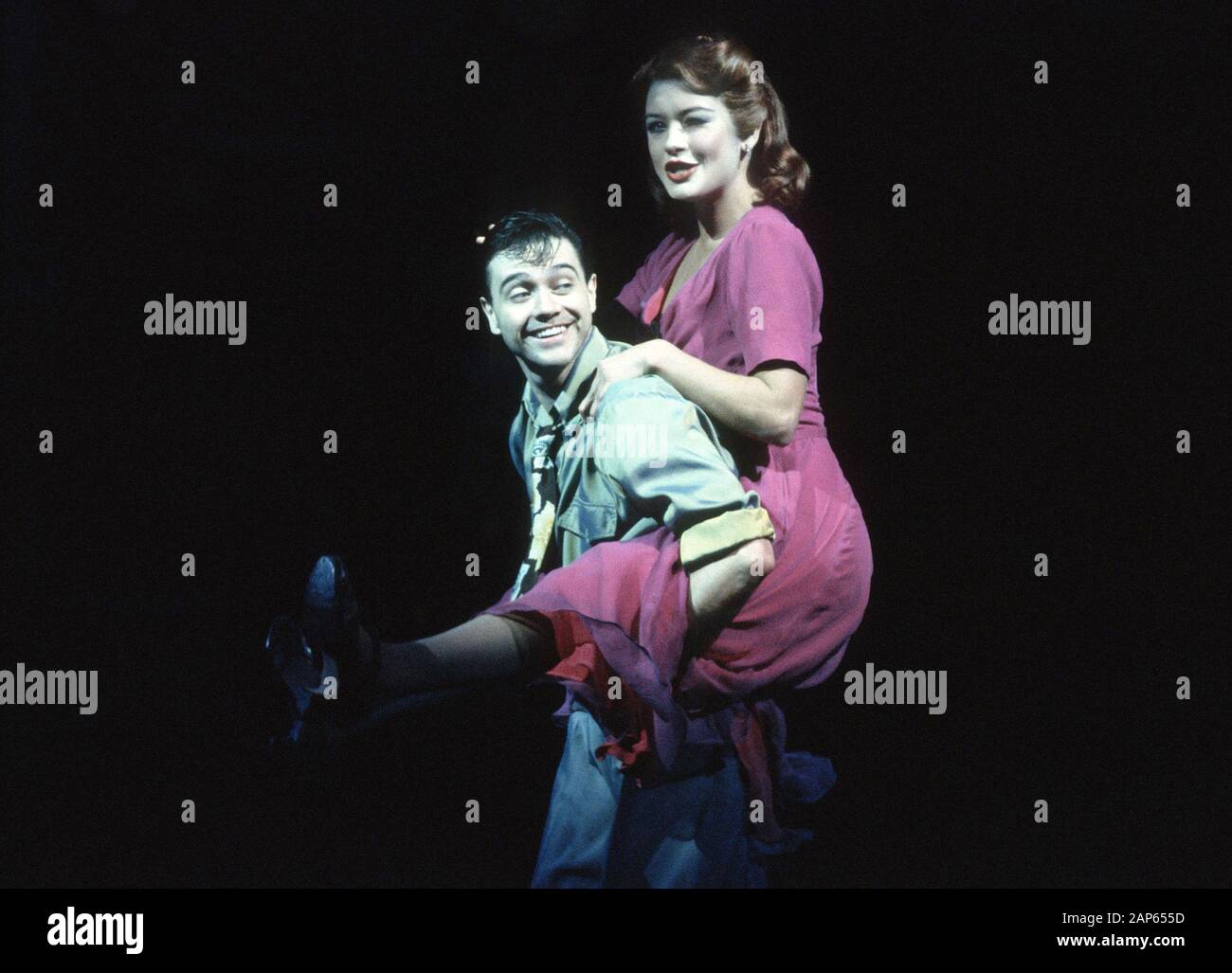 Matthew Costello (come Vincent Jones) e Catherine Zeta Jones (come Mae Jones) in scene di strada da Kurt Weill a Opera nazionale inglese (ENO) nel 1989. Una Scottish Opera co-produzione condotta da Carl Davis e diretto da David Pountney. Foto Stock