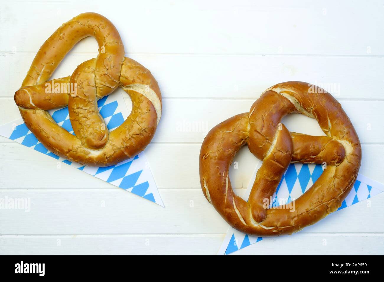 Concetto di cucina bavarese. Prettzel salati bavaresi al forno tradizionale su sfondo bianco. Foto Stock