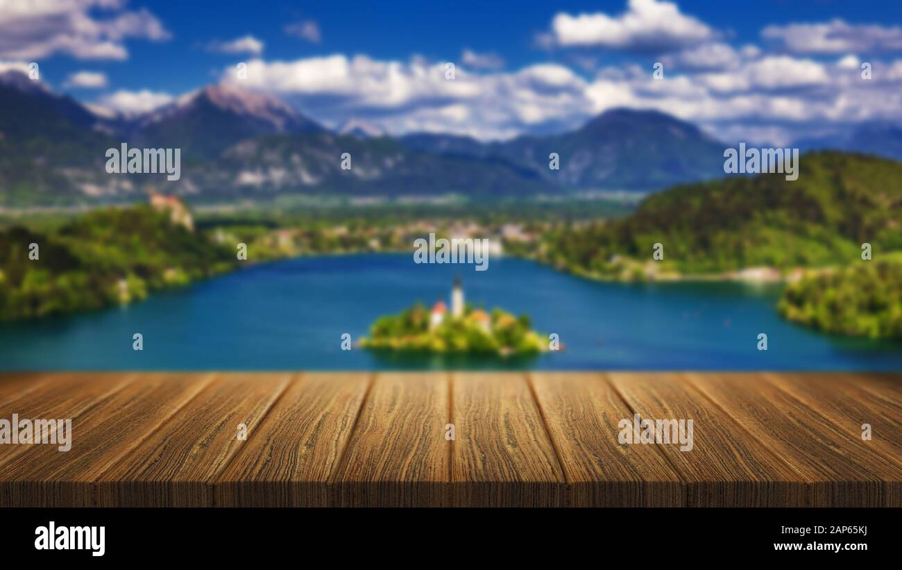 Svuotare tavolo in legno nella parte anteriore di astratta sfondo sfocato in natura, può essere utilizzato per visualizzare o montaggio dei vostri prodotti. Mock up per la visualizzazione del prodotto Foto Stock
