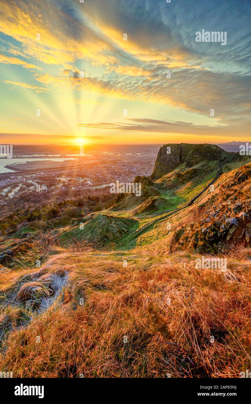 Gloriosa mattina Alba da Cavehill a Belfast con fredda vista frosty su Belfast, Irlanda del Nord e oltre Foto Stock