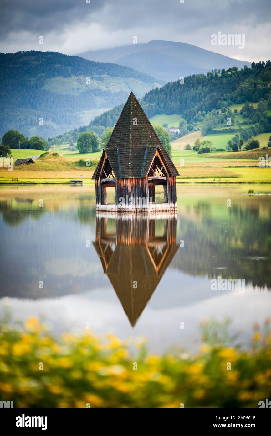 Dettaglio del lago Rottenmann vicino a Schoder, Austria, con attrazione turistica chiesa campanile emergenti dall'acqua Foto Stock