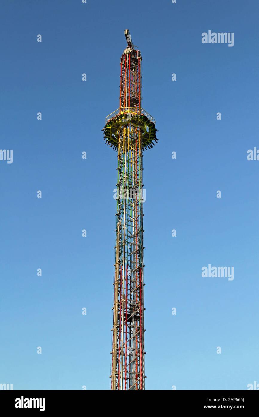 Giro in caduta libera della torre di caduta nel parco divertimenti Foto Stock