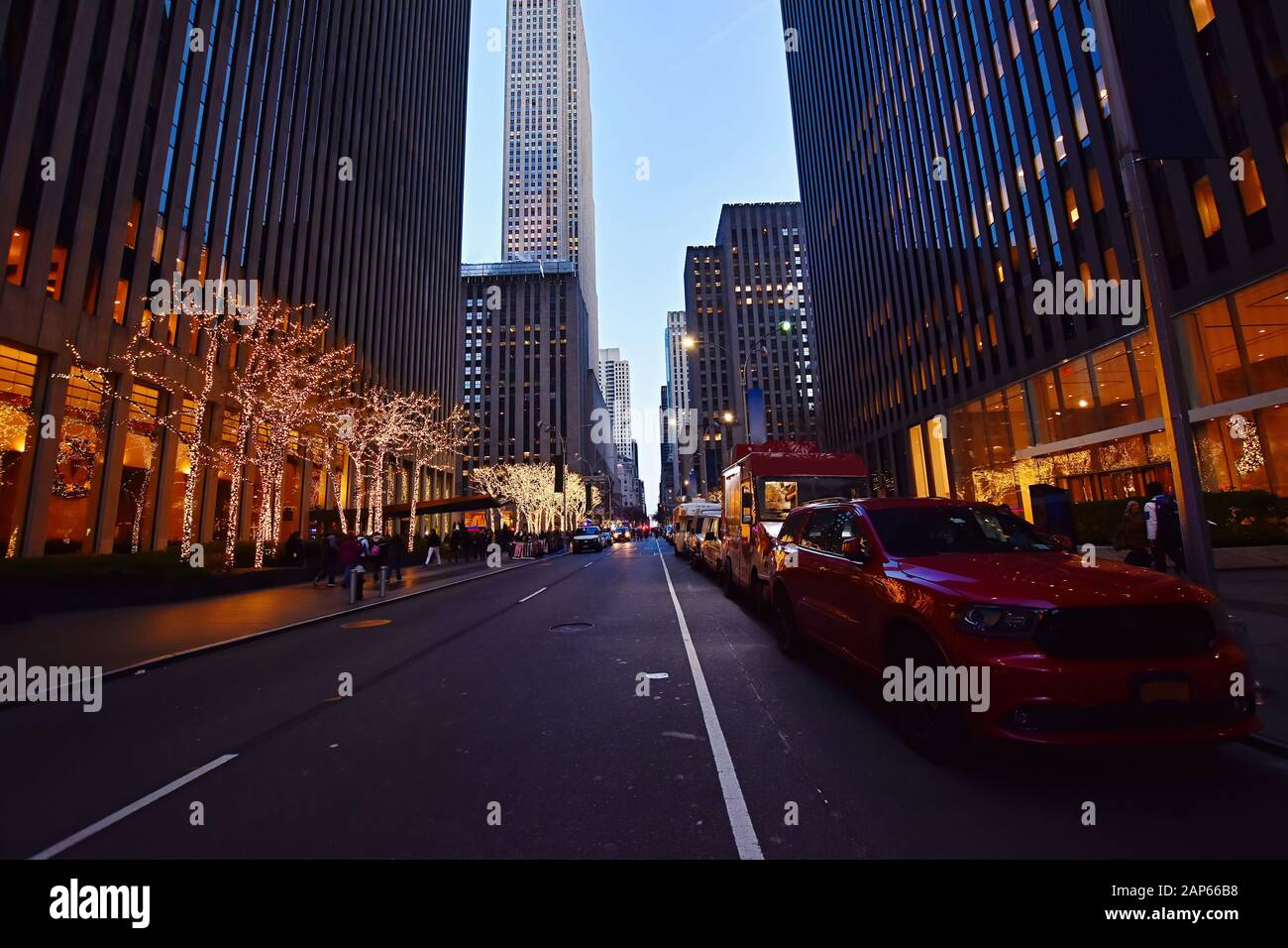 Vista notturna della strada e vita cittadina sulla Sixth Avenue, conosciuta anche come Avenue of the Americas, Manhattan. Foto Stock
