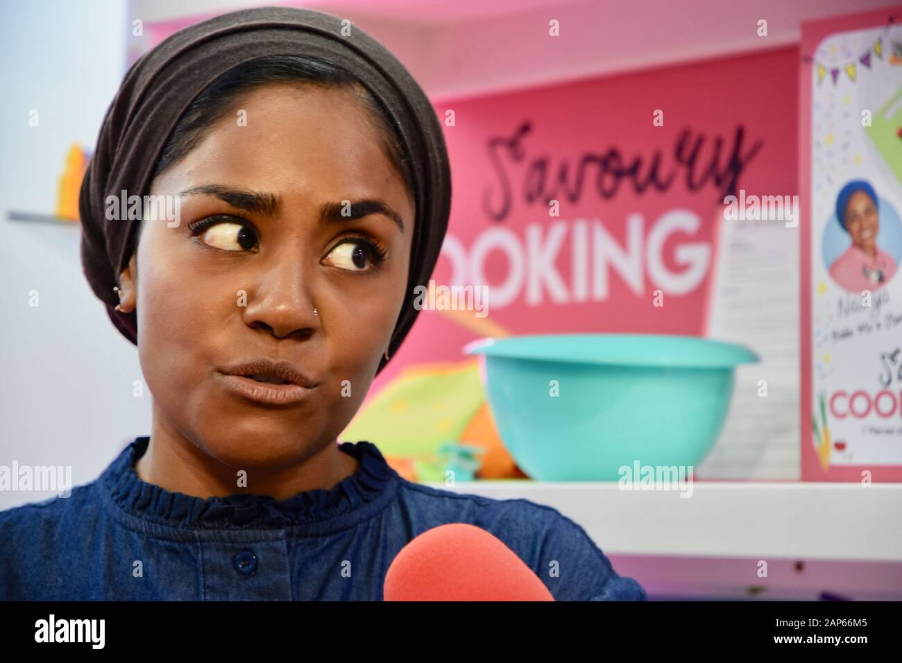 Nadiya Hussain. Wilton Bradley Stand, Toy Fair, Olympia, Kensington, Londra. Regno Unito Foto Stock