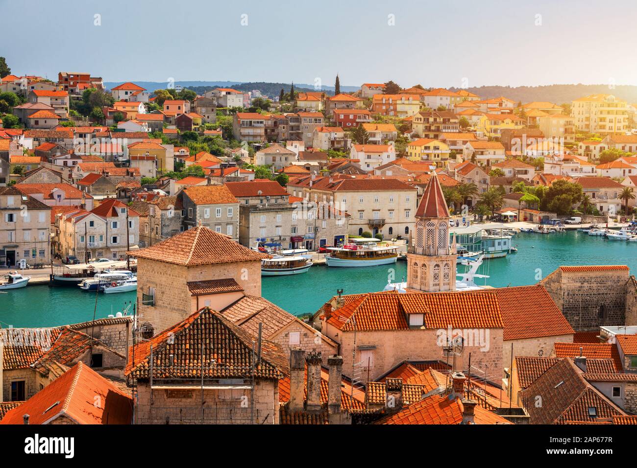 Città vecchia di Trogir in Dalmazia, Croazia. Centro storico di Traù. Vicino a Spalato in Croazia. La pittoresca e storica città di Trogir nei Balcani, Dalmazia, Cr Foto Stock