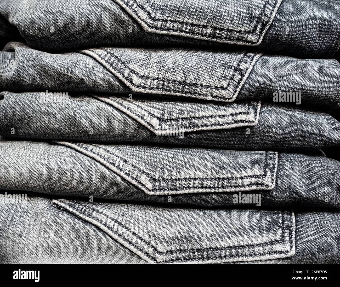 Jeans Denim ordinatamente ripiegati nel negozio di abbigliamento Foto Stock