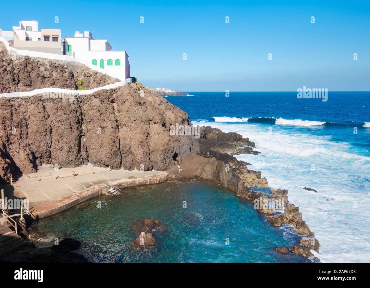 Piscine naturali protette da onde vicino a Galdar sulla costa settentrionale aspra di Gran Canaria, Isole Canarie, Spagna. Foto Stock