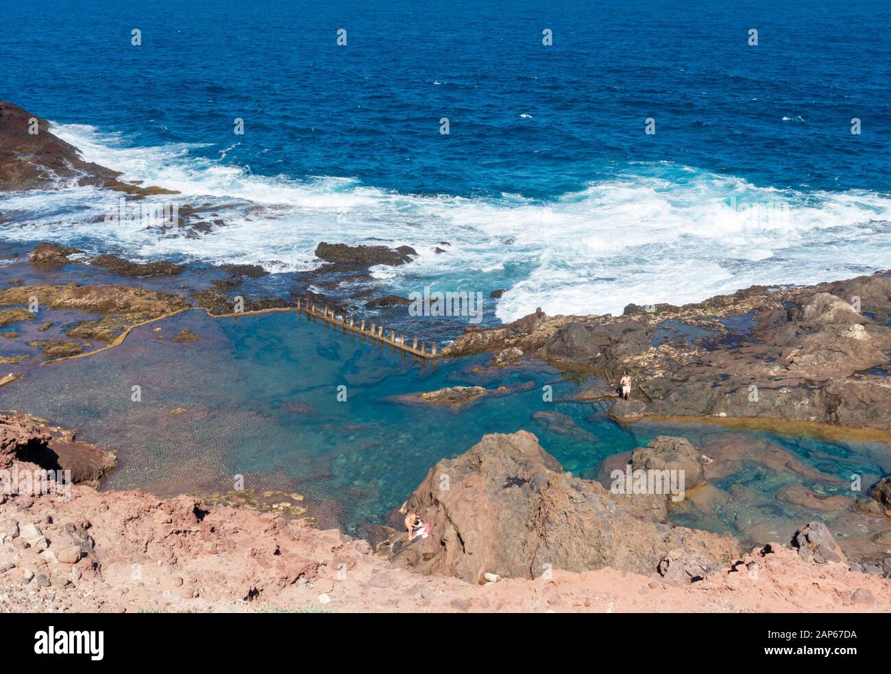 Piscine naturali protette da onde vicino a Galdar sulla costa settentrionale aspra di Gran Canaria, Isole Canarie, Spagna. Foto Stock