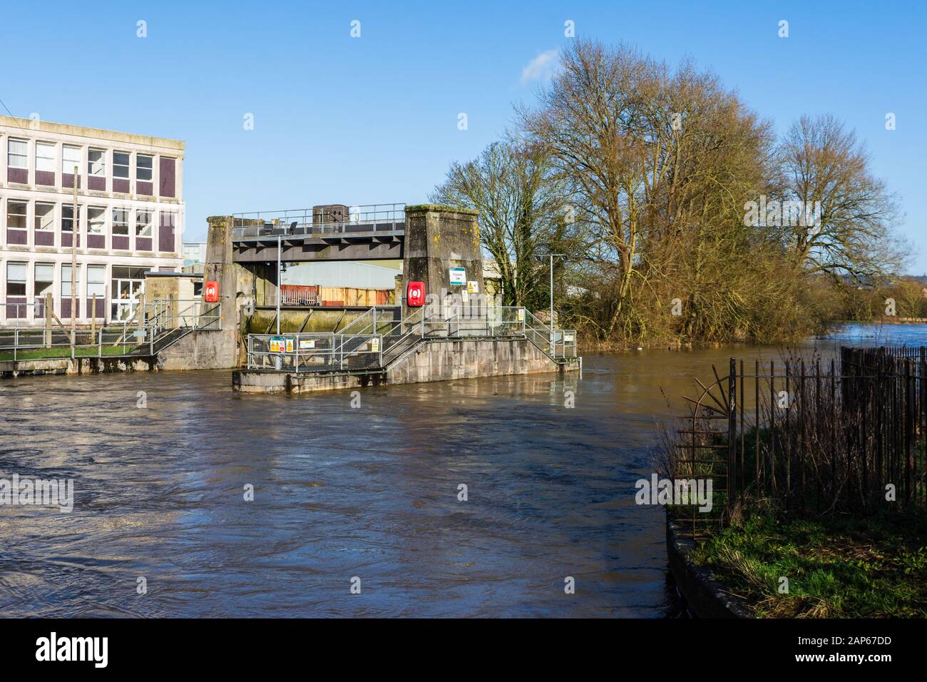 Il cancello Melksham sluice cancello e weir durante alti livelli d'acqua - lo stregone non è visibile perché è stato completamente sommerso dal livello dell'acqua che sale Foto Stock