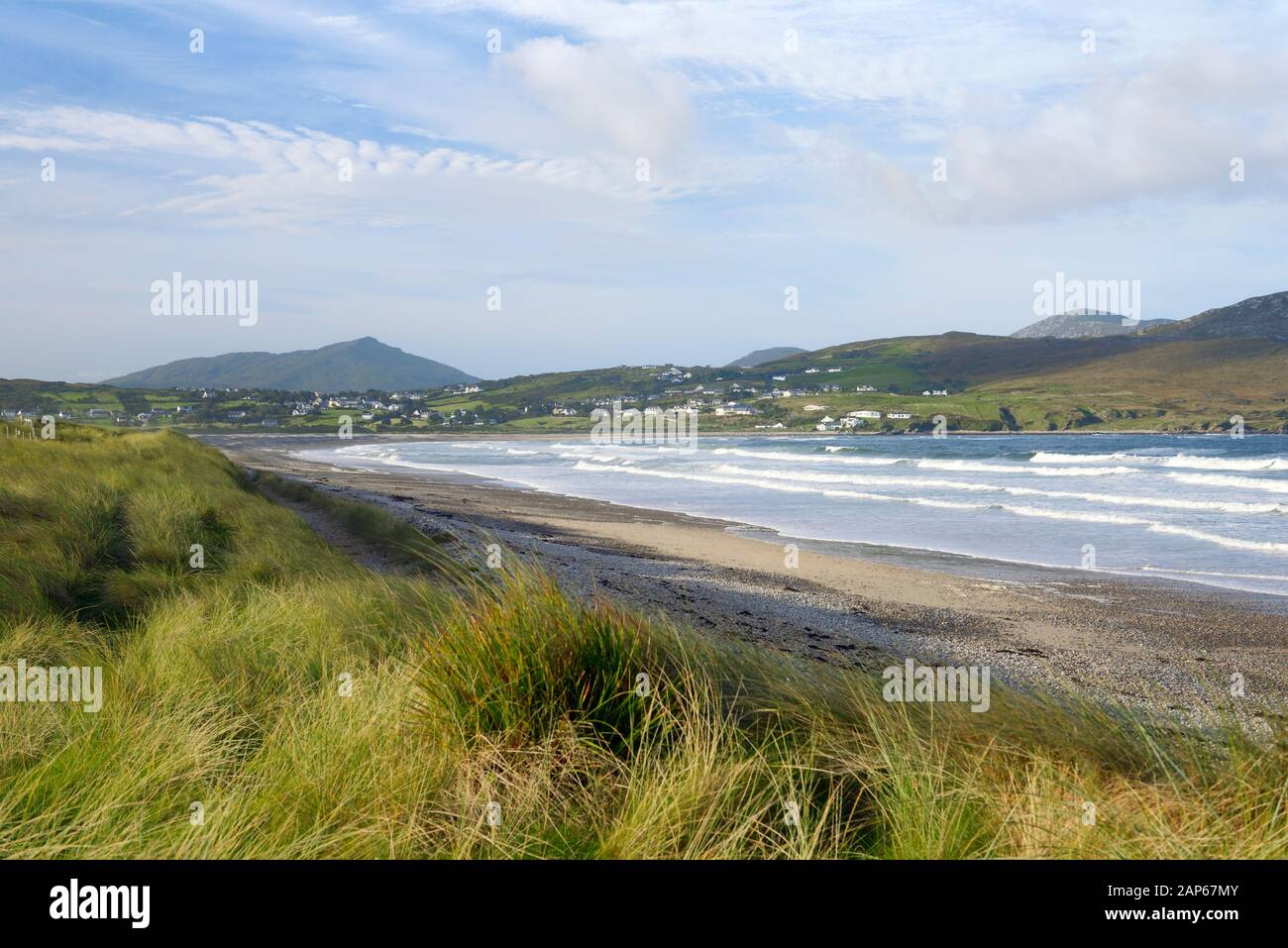 Pollan Bay, Donegal, Irlanda. Due miglia di spiaggia di sabbia strand e dune vicino al villaggio di Ballyliffin nel nord-ovest della Penisola di Inishowen. Estate Foto Stock
