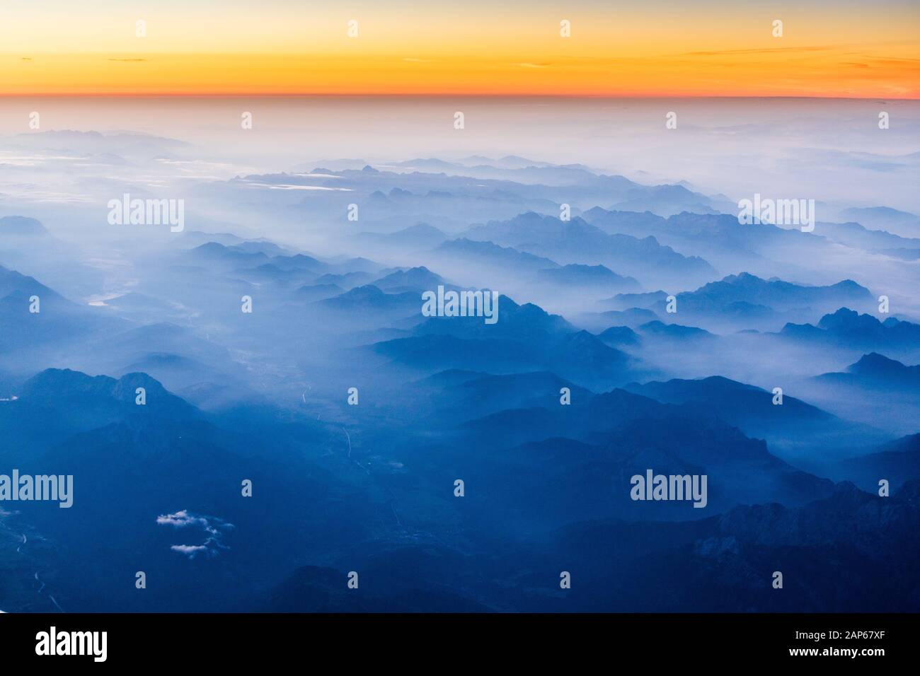 Alba sopra le Alpi, vista aerea delle montagne dell'Austria Foto Stock