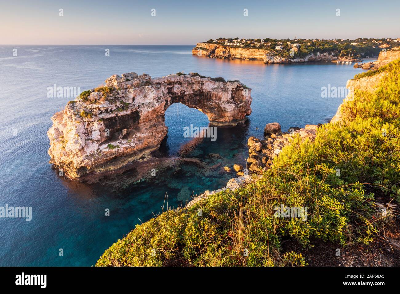 Es Pontas arco naturale a Maiorca, Cala Llombards baia visibile sulla destra Foto Stock
