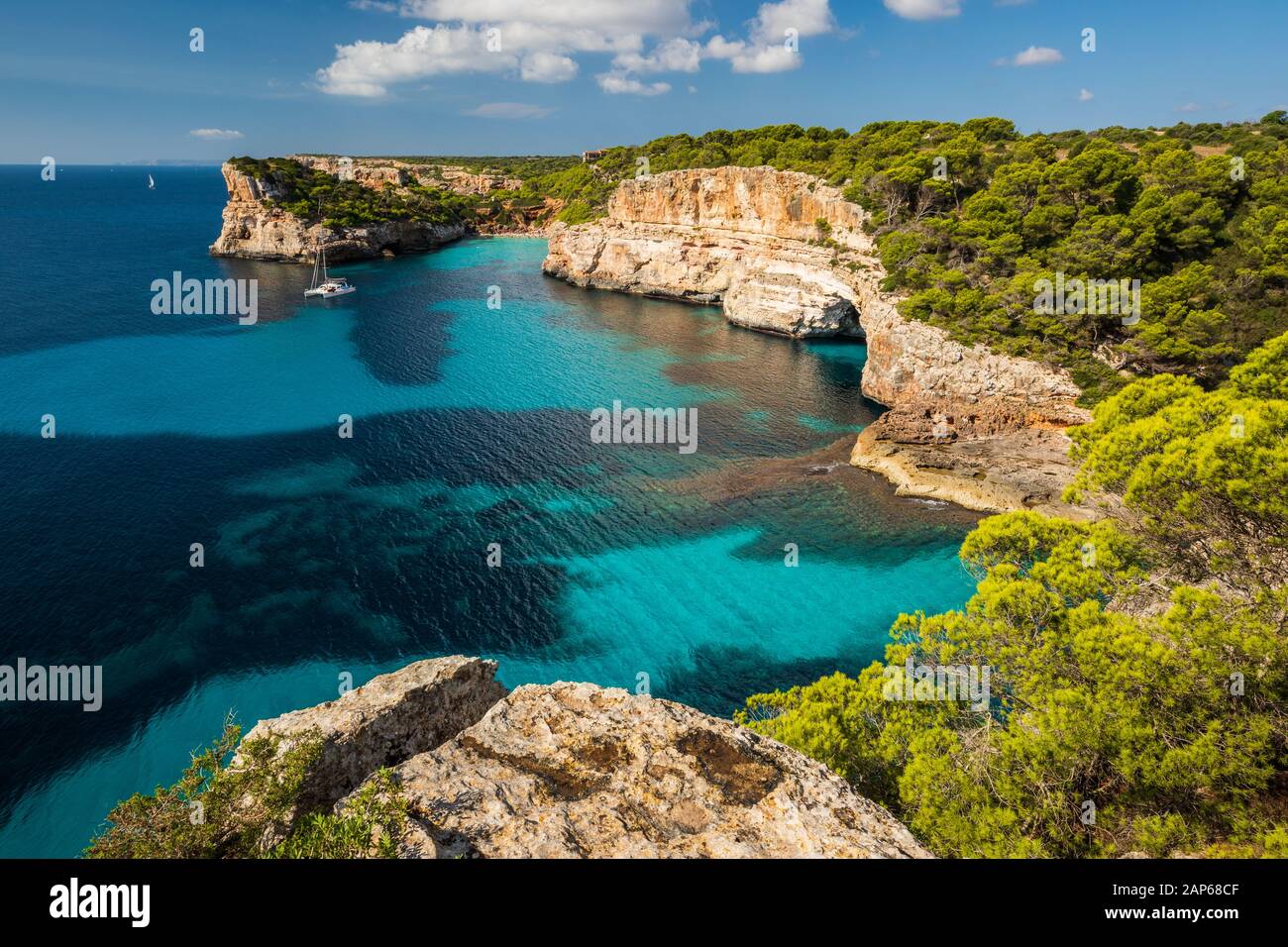 Costa orientale di Mallorca, spiaggia di Calo del Moro sul lato opposto Foto Stock