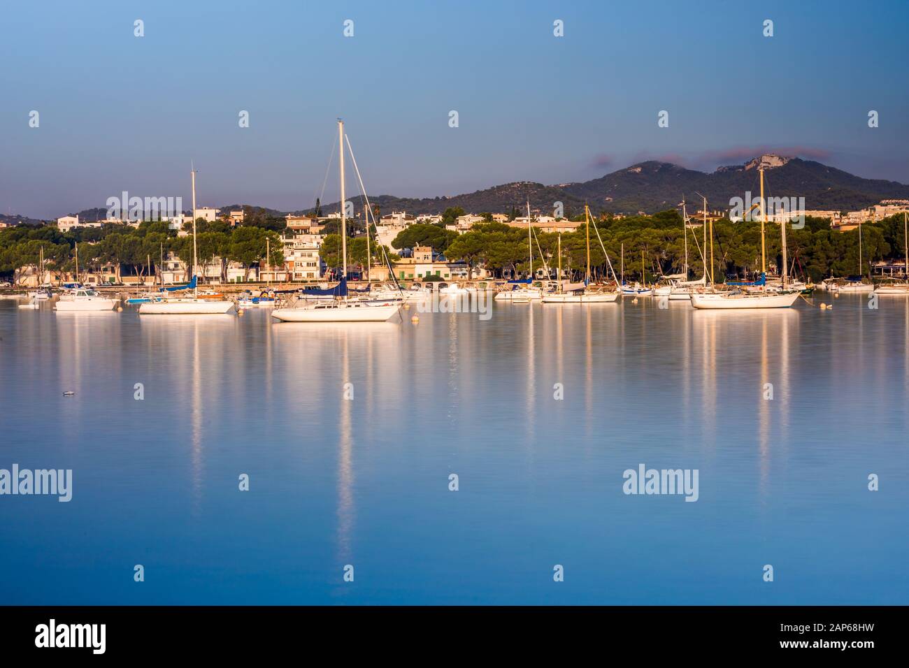 Barche nel porto di Portocolom, cielo blu e acqua, baia Sa bassa Nova, Maiorca Foto Stock