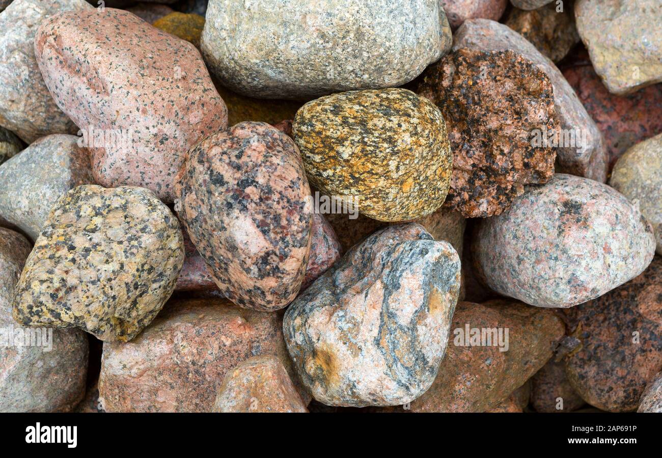 Pietre di granito, rocce ci hanno posto lo sfondo. Pietre di granito grandi massi di varie forme. Pietra per lo sfondo. Foto Stock