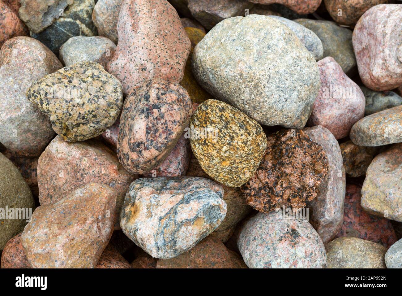 Pietre di granito, rocce ci hanno posto lo sfondo. Pietre di granito grandi massi di varie forme. Pietra per lo sfondo. Foto Stock